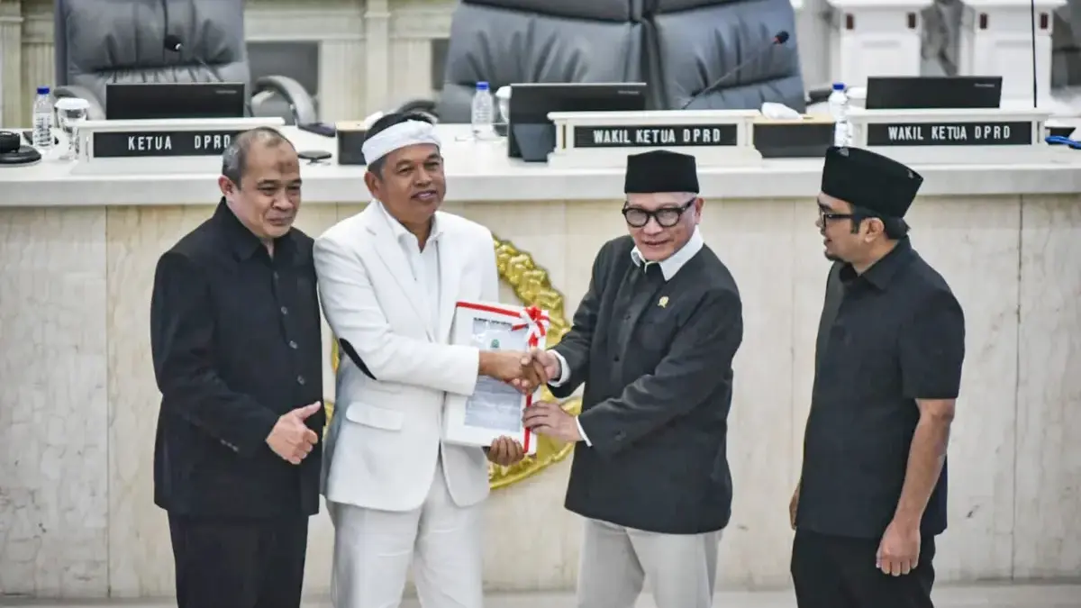 Gubernur Jawa Barat Dedi Mulyadi (kedua kiri) bersama Ketua DPRD Buky Wibawa Karya (kedua kanan) bersama Wakil