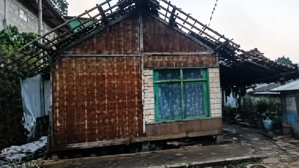 Angin Kencang Terjang Cimeunyan, Puluhan Rumah dan Fasilitas Pendidikan di Mandalamekar Terdampak