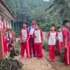 Keceriaan siswa SDN Giriasih saat bermain di halaman sekolah di tengah keterbatasan akses menuju lokasi