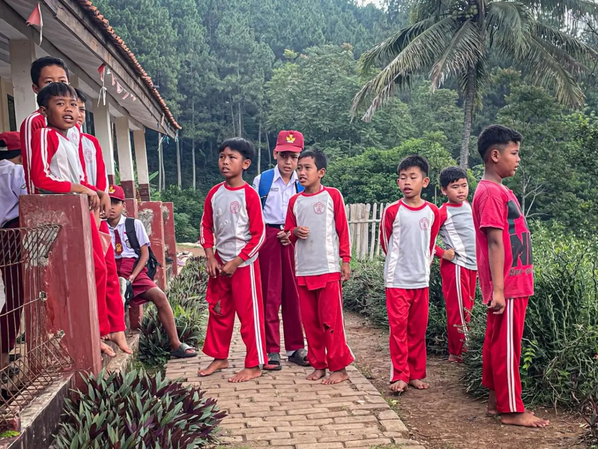 Menapaki Jalan Curam Demi Sekolah, Potret Perjuangan Siswa dan Guru di Bukit Terpencil Bandung Barat – jabarekspres.com