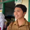 Urip Ripana (27), guru bahasa di SDN Giriasih, Desa Karangtanjung, Kecamatan Cililin, Bandung Barat