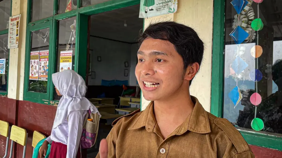 Kisah Urip, Guru Honorer di Pelosok Cililin yang Bertahan Meski Status Terancam Urip Ripana (27), guru bahasa di SDN Giriasih, Desa Karangtanjung, Kecamatan Cililin, Bandung Barat