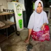 Warga Kampung Bonceret, Desa Rancapanggung, Kecamatan Cililin, menyalakan obat nyamuk bakar di dalam rumah unt