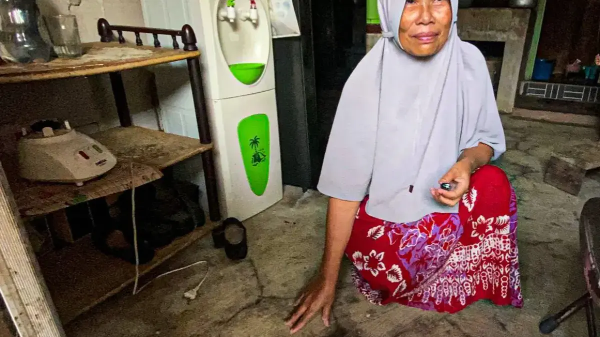 Gegara Serangan Nyamuk, Warga Cililin Tiap Hari Terpaksa Hirup Asap Obat Nyamuk Warga Kampung Bonceret, Desa Rancapanggung, Kecamatan Cililin, menyalakan obat nyamuk bakar di dalam rumah unt