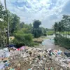 Tumpukan sampah di Kampung Cililin Timur, Kecamatan/Desa Cililin, terus meluas hingga meluber ke kawasan Waduk