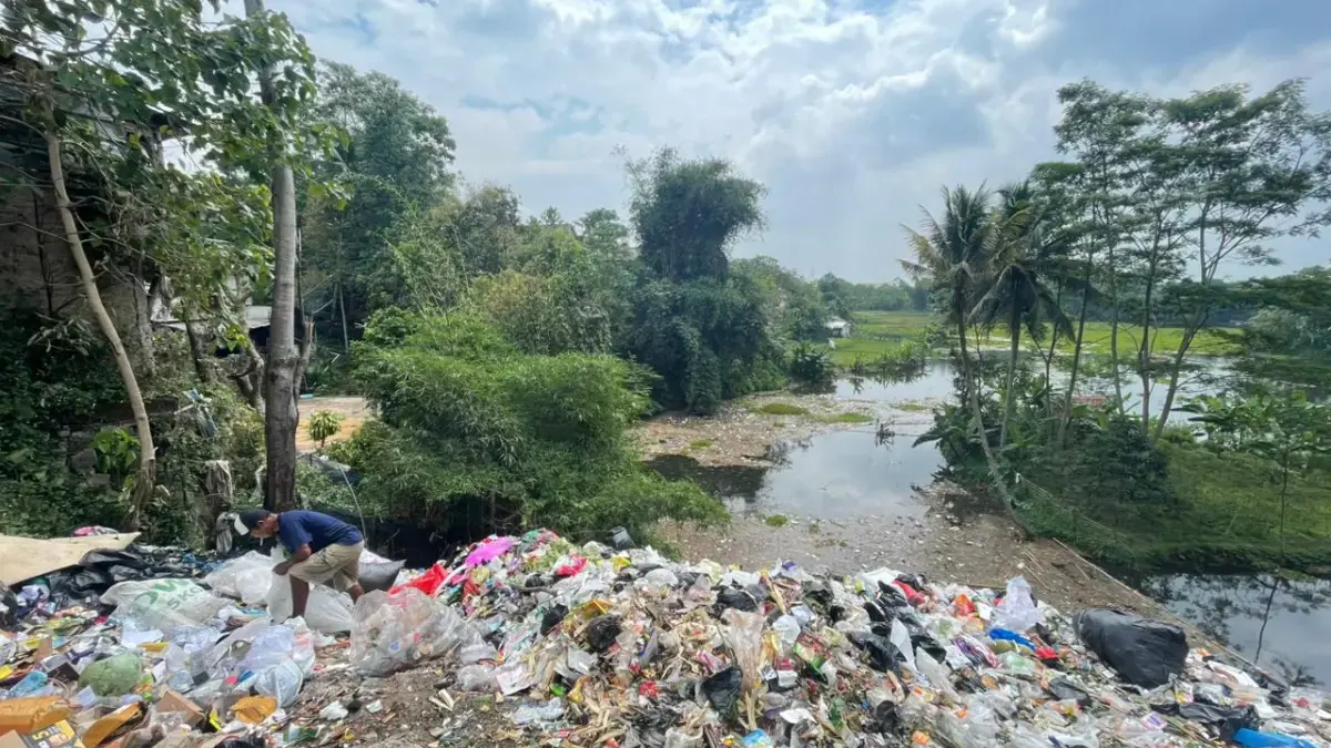 Tak Punya TPS, Sampah Warga Cililin Bertahun-tahun Mengalir ke Waduk Saguling Tumpukan sampah di Kampung Cililin Timur, Kecamatan/Desa Cililin, terus meluas hingga meluber ke kawasan Waduk
