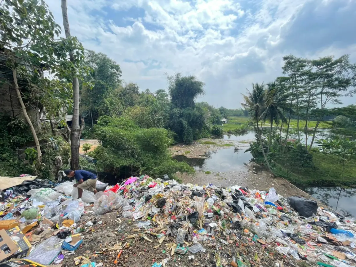  Tak Punya TPS, Sampah Warga Cililin Bertahun-tahun Mengalir ke Waduk Saguling – jabarekspres.com