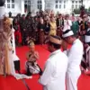 Prosesi penyerahan Mahkota Binokasih ke dalam kereta kencana berlangsung khidmat di halaman Museum Geusan Ulun