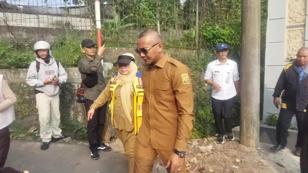 Warga Ngeluh Jalur Alternatif Batutulis Licin, Pemkot Bogor Pastikan akan Diaspal Ulang Wakil Wali Kota Bogor, Jenal Mutaqin, saat meninjau jalur Alternatif Batutulis yakni di Jalan Sekip arah Kelur