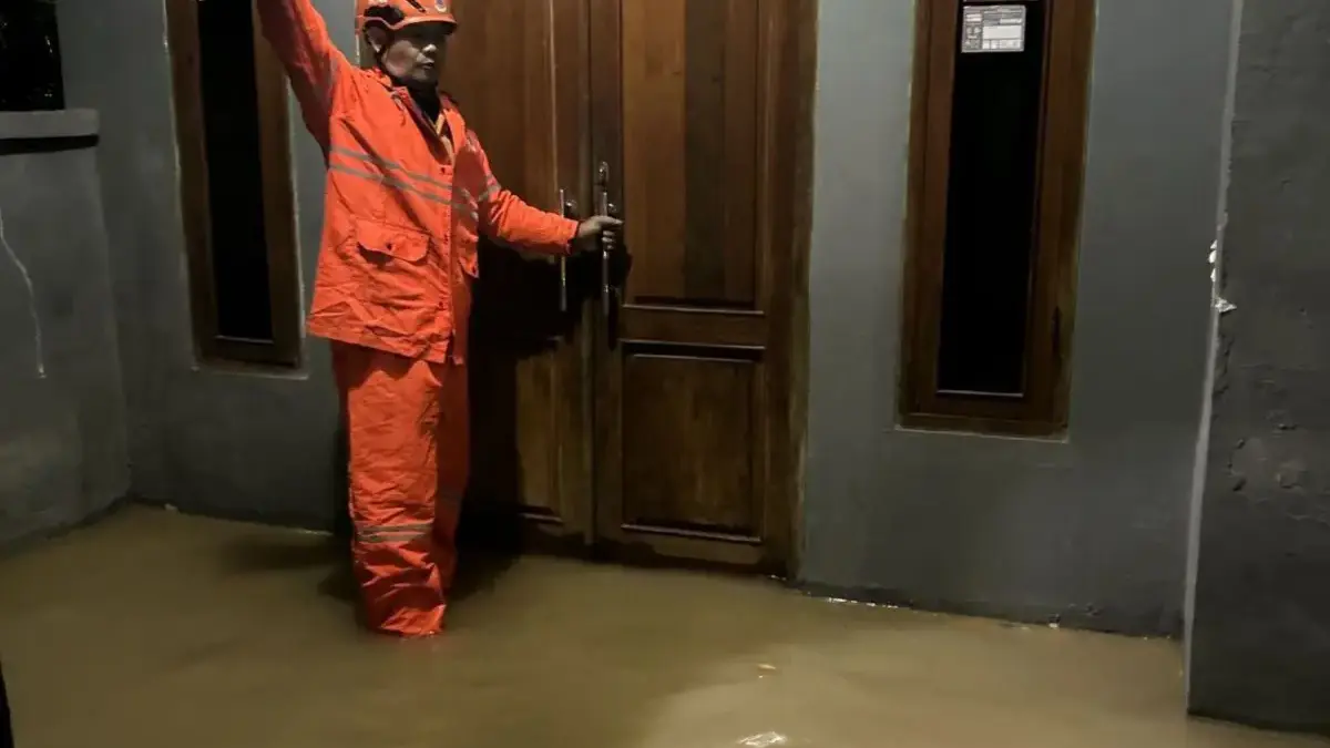 Hujan Deras Drainase Tersumbat, 50 Rumah dan 179 Jiwa di Cibinong Terdampak Hujan deras dengan durasi cukup lama menyebabkan banjir di Kampung Pisang, Kelurahan Keradenan, Cibinong, Kabu