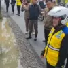 Bupati Cecep Nurul Yakin saat memberikan penjelasan soal garis sempadan jalan kepada salahseorang wa