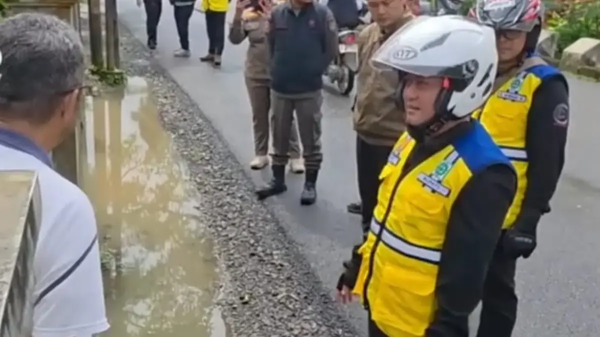 Bupati Cecep Nurul Yakin saat memberikan penjelasan soal garis sempadan jalan kepada salahseorang wa