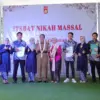 Wali Kota Cimahi bersama peserta isbat nikah massal berfoto usai penyerahan dokumen pengesahan pernikahan dala
