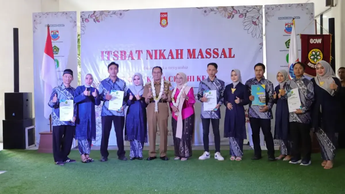 40 Pasangan Ikuti Isbat Nikah Massal HUT ke-24 GOW Kota Cimahi Wali Kota Cimahi bersama peserta isbat nikah massal berfoto usai penyerahan dokumen pengesahan pernikahan dala