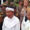 Gubernur Jawa Barat, Dedi Mulyadi (kiri) bersama Bupati Sumedang, Dony Ahmad Munir (kanan) saat diwawancara us