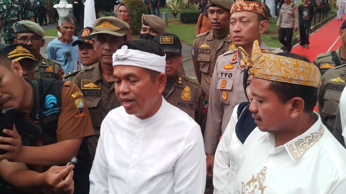 KDM Pastikan Bonus untuk Persib Jika Juara, Nominal Masih Dirahasiakan Gubernur Jawa Barat, Dedi Mulyadi (kiri) bersama Bupati Sumedang, Dony Ahmad Munir (kanan) saat diwawancara us