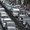 Kendaraan melintas di kawasan Jalan Merdeka, Kota Bandung, Selasa (19/5). Foto: Dimas Rachmatsyah