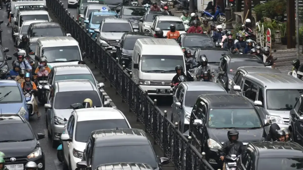 Kendaraan melintas di kawasan Jalan Merdeka, Kota Bandung, Selasa (19/5). Foto: Dimas Rachmatsyah
