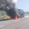 Satu unit truk tronton terbakar habis oleh api di Jalan Tol Cileunyi-Sumedang-Dawuan (Cisumdawu) pada Selasa
