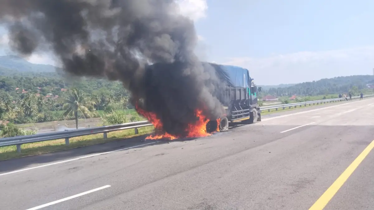 Satu unit truk tronton terbakar habis oleh api di Jalan Tol Cileunyi-Sumedang-Dawuan (Cisumdawu) pada Selasa