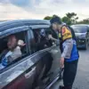 Anggota kepolisian memeriksa barang bawaan penonton pertandingan Persib Bandung di area Stadion Gelora Bandung