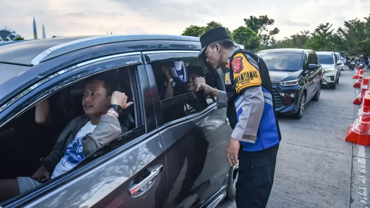 Anggota kepolisian memeriksa barang bawaan penonton pertandingan Persib Bandung di area Stadion Gelora Bandung