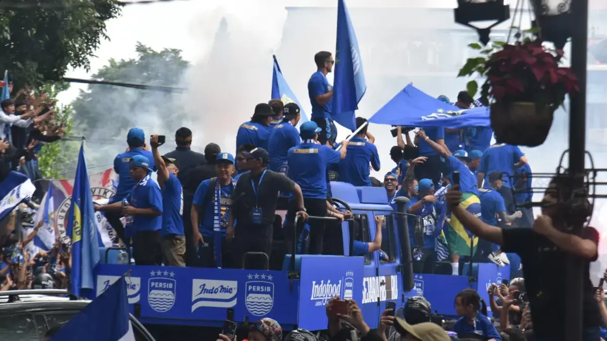 Laga Penentu Persib Diprediksi Dipadati Bobotoh, Polda Jabar Kerahkan 2.000 Personel Para pemain Persib melakukan konvoi untuk merayakan juara Liga 1 tahun 2025