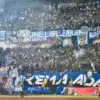 Suporter tim tamu memadati tribun di Stadion Gelora Bandung Lautan Api (GBLA), Kota Bandung saat melawan tim