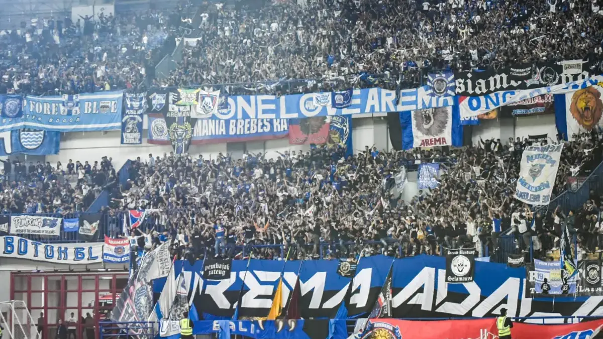 Suporter tim tamu memadati tribun di Stadion Gelora Bandung Lautan Api (GBLA), Kota Bandung saat melawan tim