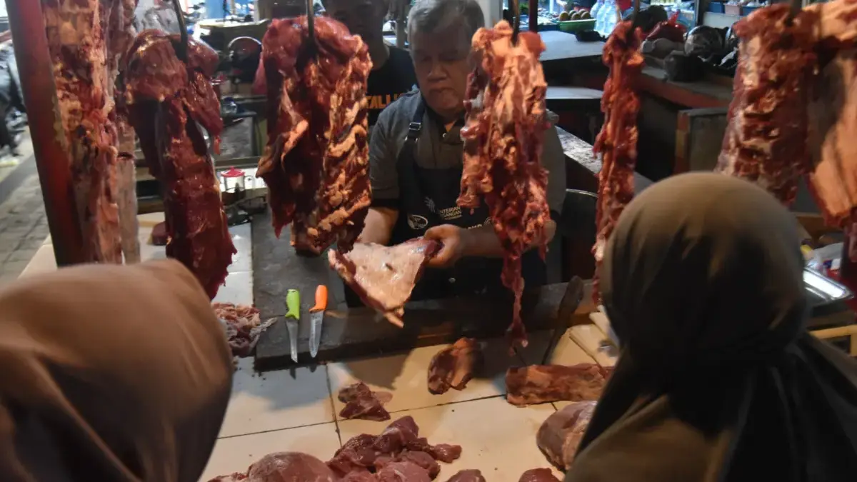 Pedagang melayani pembeli daging sapi di Pasar Cihapit, Kota Bandung. Foto: Dimas Rachmatsyah / Jabar Ekspres