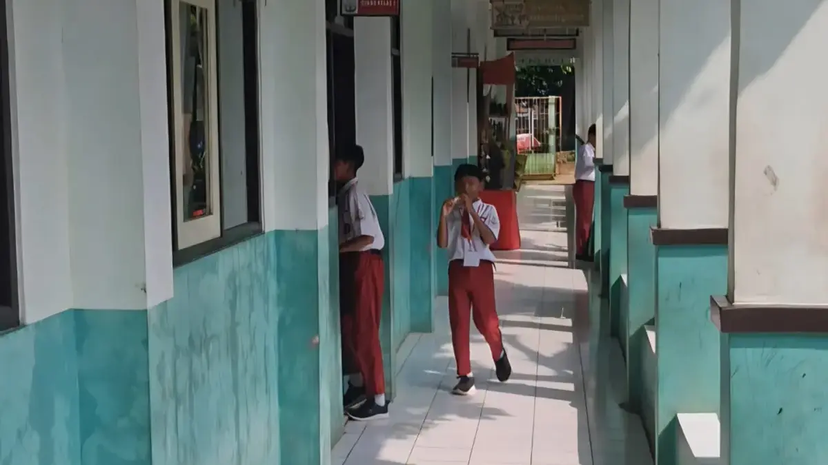 KBM Terganggu Bau Menyengat, Retakan Bangunan SDN Pambudi Dharma Kian Parah Akibat TPST Sentiong