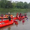 Demi Buru Ikan Sapu-sapu, Hujan Deras Tak Halangi Bupati Bogor Turun ke Dasar Situ Citatah