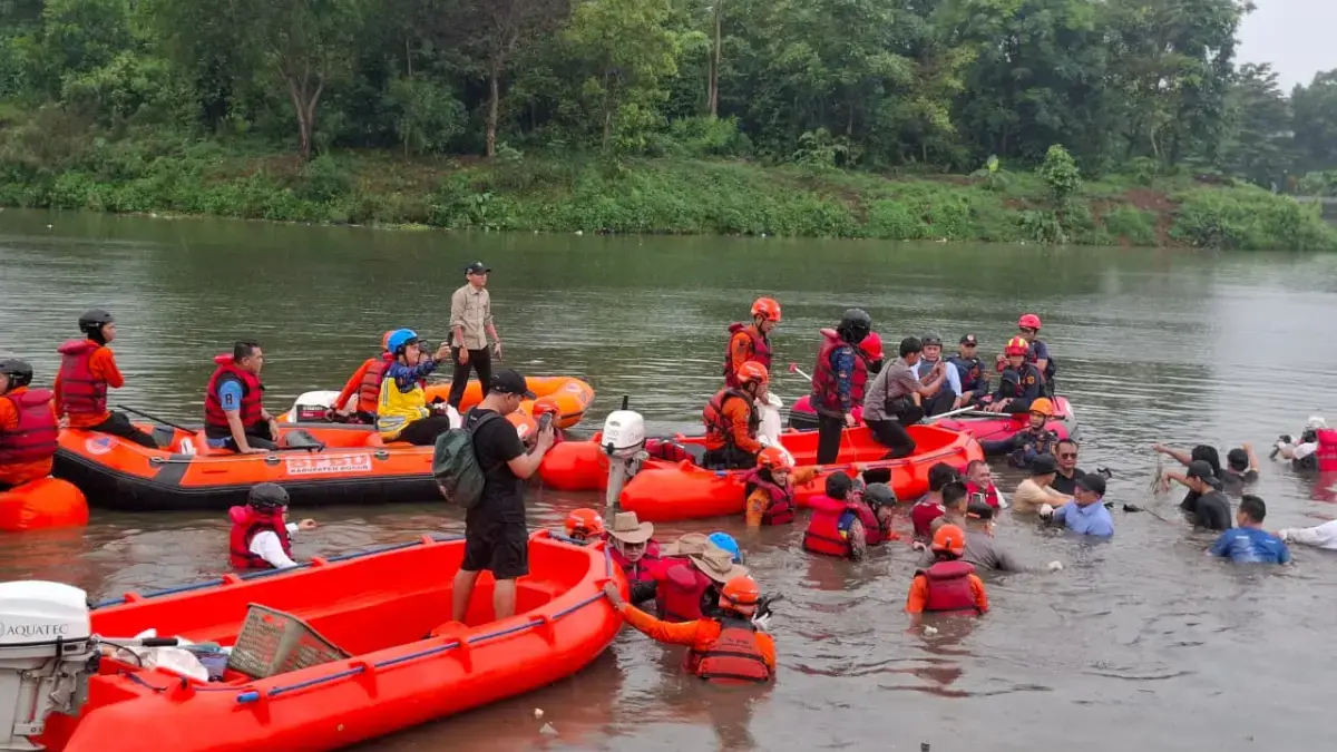 Demi Buru Ikan Sapu-sapu, Hujan Deras Tak Halangi Bupati Bogor Turun ke Dasar Situ Citatah Demi Buru Ikan Sapu-sapu, Hujan Deras Tak Halangi Bupati Bogor Turun ke Dasar Situ Citatah