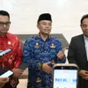 Ketua KPID Jabar Adiyana Slamet (baju merah) usai membangun kolaborasi dengan PTS, Rabu (20/5). (son)
