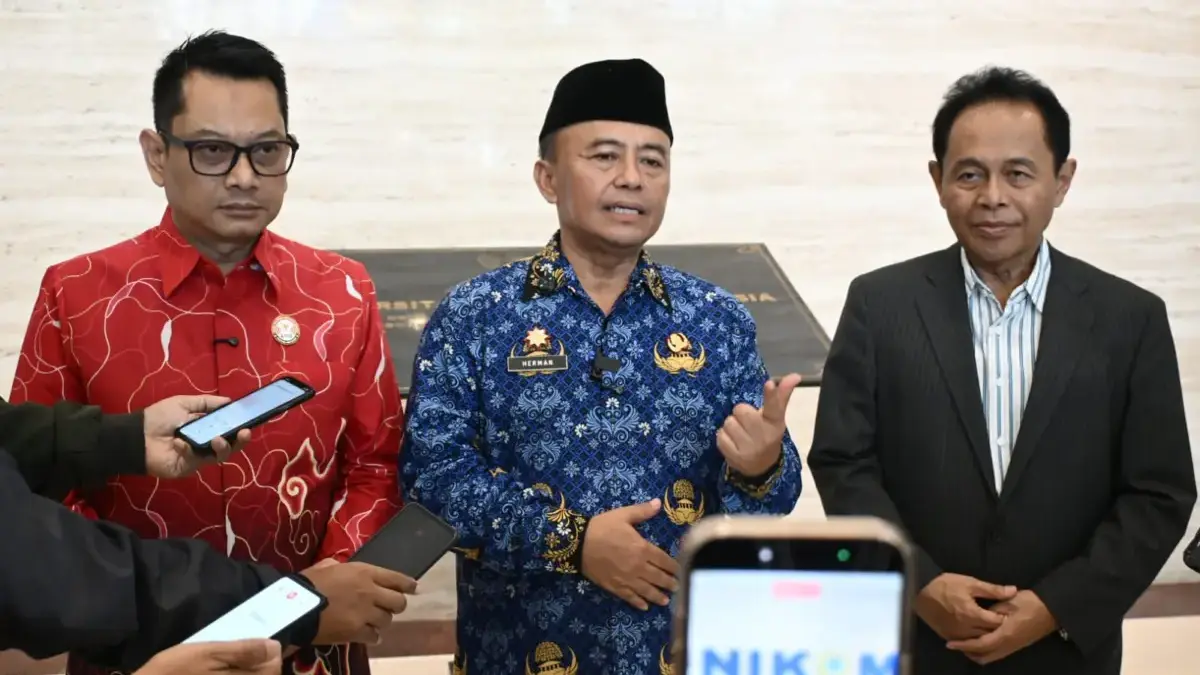 Hadapi Disrupsi Digital, KPID Jabar Gandeng 224 PTS Jaga Ekosistem Penyiaran Sehat Ketua KPID Jabar Adiyana Slamet (baju merah) usai membangun kolaborasi dengan PTS, Rabu (20/5). (son)