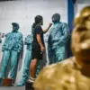 Seniman menyelesaikan pengecatan karya seni patung Pelatih Persib Bandung Bojan Hodak di Studio Perahu Terbang