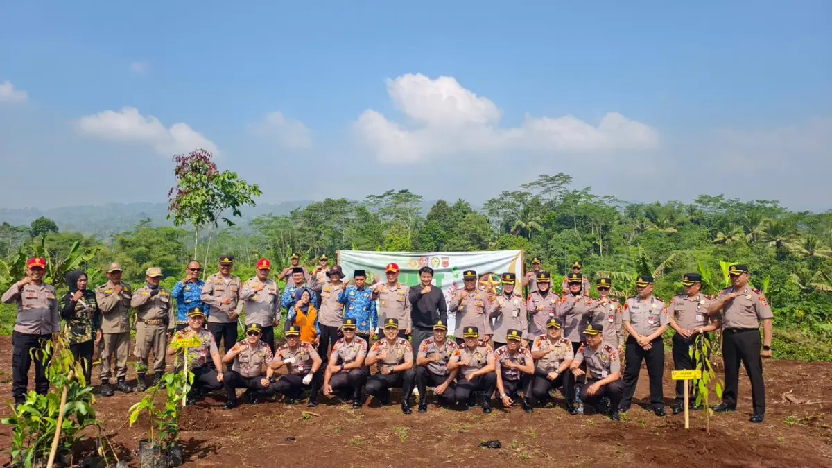 Lewat Aksi Tanam Pohon di Salawu, Serdik Sespimma Polri Angkatan 75 Tebar Kepedulian Lingkungan