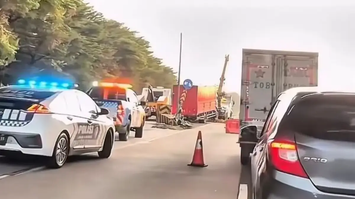Pecah Ban di Tol Jagorawi, Truk Box Hantam Guardrail di Exit Gunung Putri