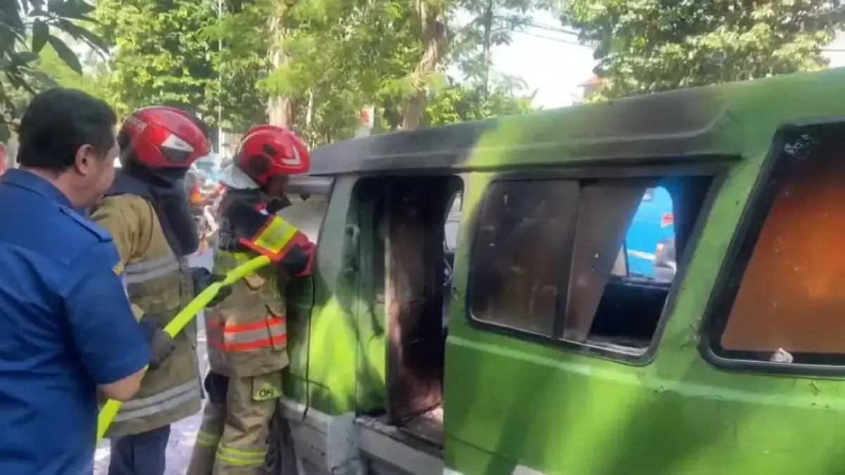 Diduga Alami Korsleting Aki, Angkot Tua Trayek Salabenda-Pasar Anyar Bogor Hangus Terbakar