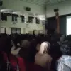 Momen ketika ratusan mahasiswa tengah fokus menyaksikan film dokumenter Pesta Babi di kampus Unpad Jatinangor