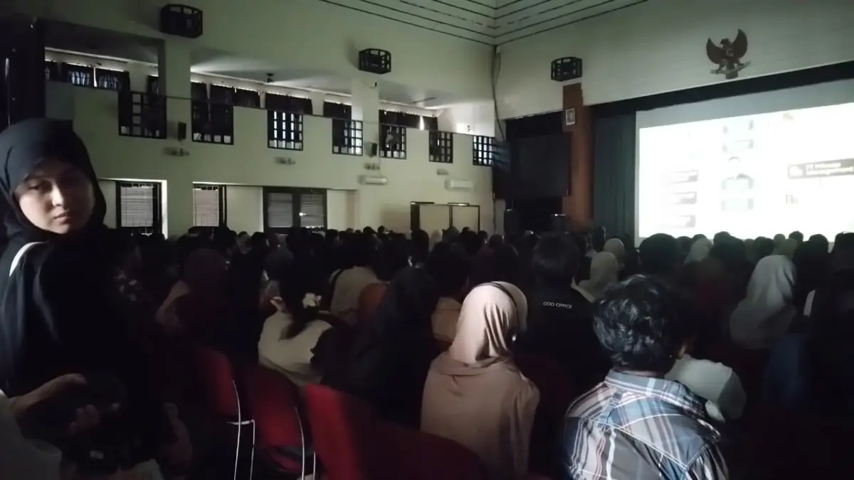 Nobar Pesta Babi di Unpad Jatinangor Sempat Diwarnai Kekhawatiran Dibubarkan Momen ketika ratusan mahasiswa tengah fokus menyaksikan film dokumenter Pesta Babi di kampus Unpad Jatinangor
