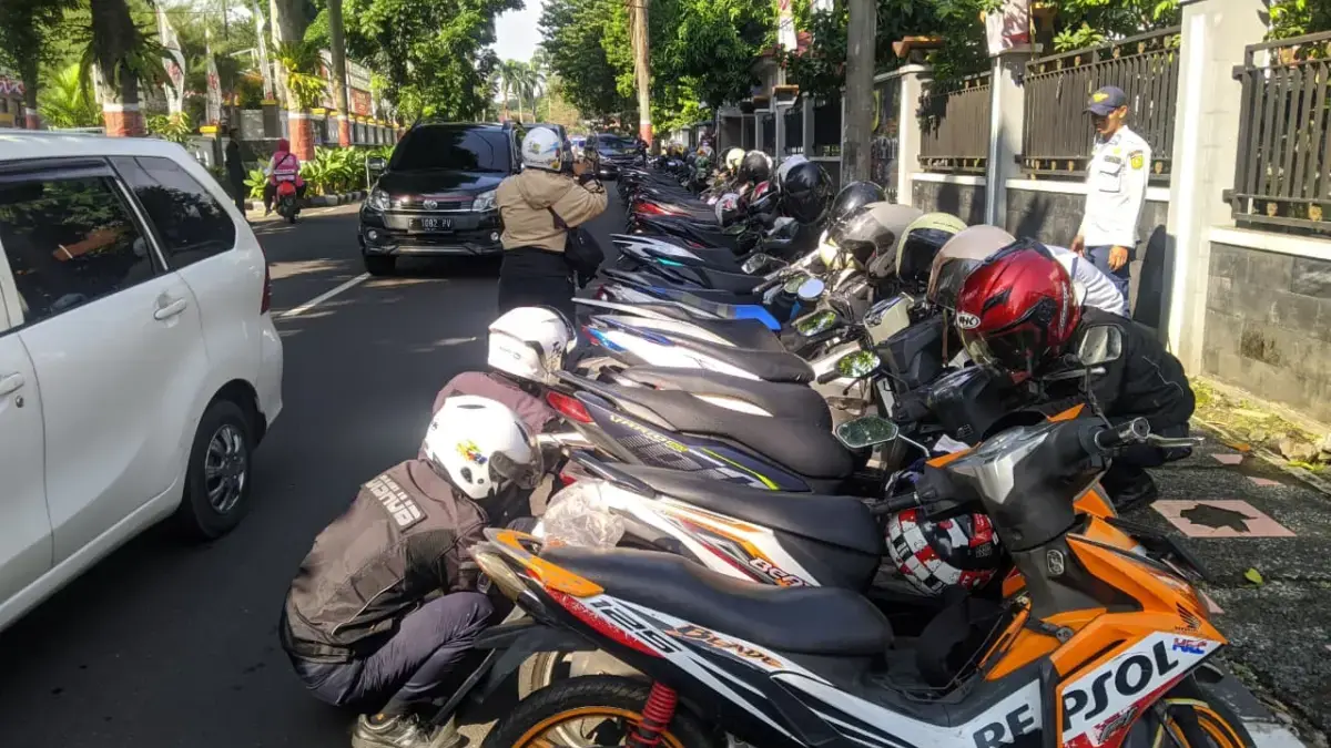 Dinas Perhubungan (Dishub) Kabupaten Bogor menindak tegas parkir liar di Jalan Bersih, Kecamatan Cibinong