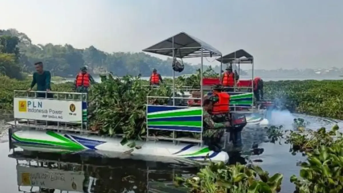 Ponton Pengangkut Eceng Gondok Diterjunkan ke Waduk Saguling Eceng gondok di Waduk Saguling mulai diangkut menggunakan ponton untuk membersihkan area perairan dan menjaga