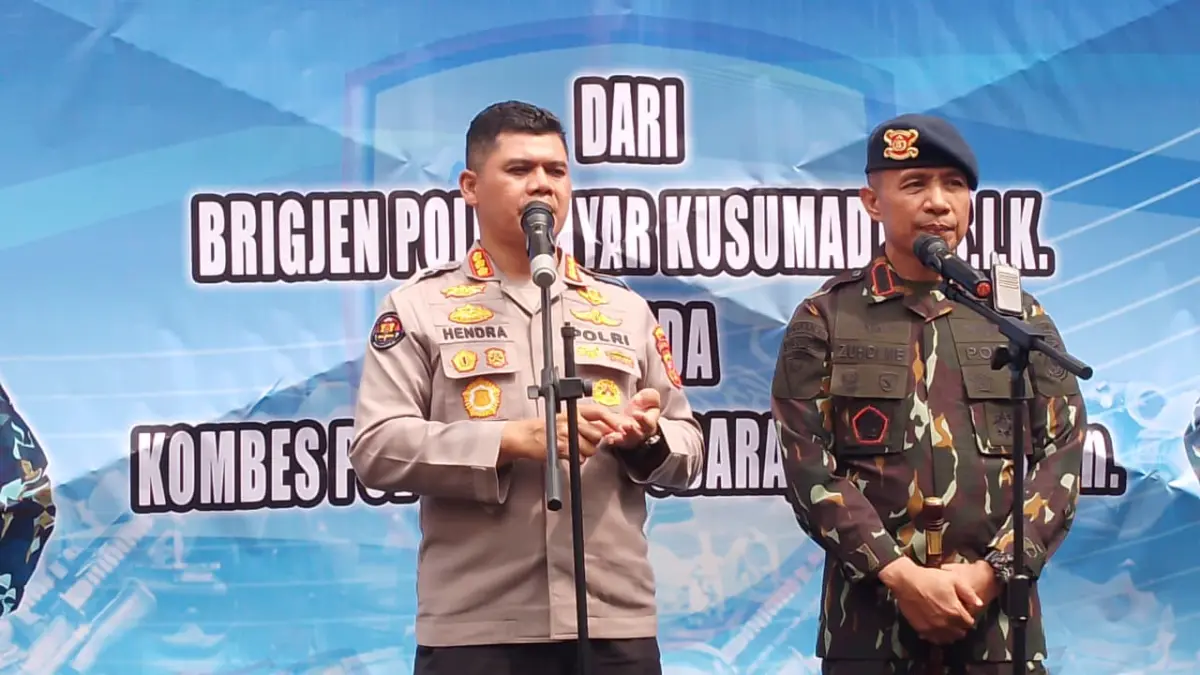Kabid Humas Polda Jabar, Kombes Pol. Hendra Rochmawan (kiri) bersama Dansat Brimob Polda Jawa Barat