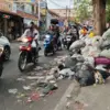 Tumpukan Sampah sampai Meluber ke Ruas Jalan di Cihanjuang, Cibabat, Kota Cimahi (Mong)