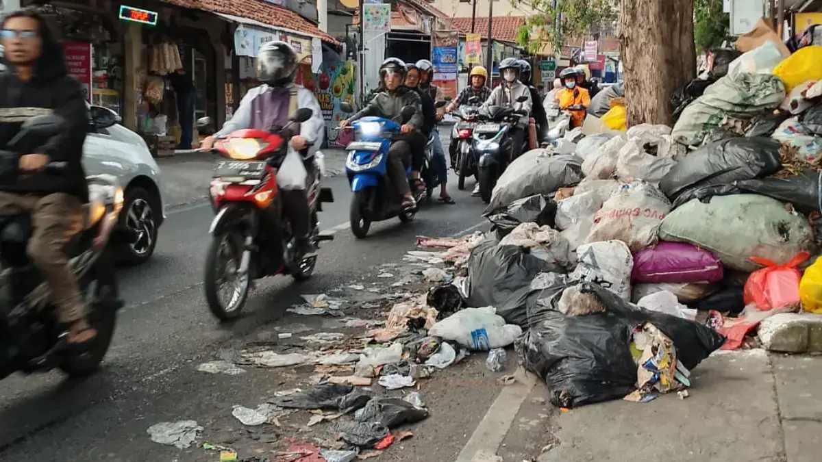 Tumpukan Sampah sampai Meluber ke Ruas Jalan di Cihanjuang, Cibabat, Kota Cimahi (Mong)