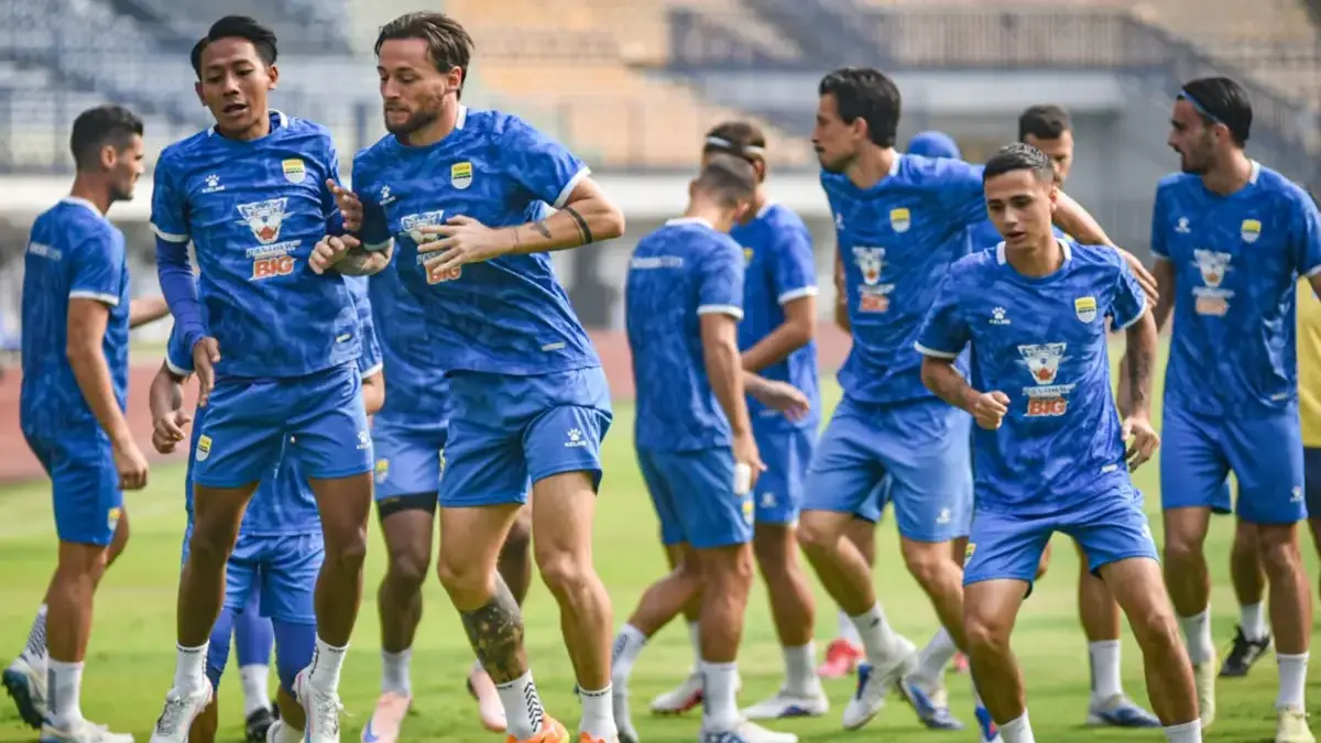 Pemain Persib Bandung melakukan official training di Stadion Gelora Bandung Lautan Api (GBLA), Kota Bandung