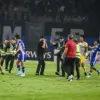 Bobotoh memasuki lapangan pertandingan usai laga Persib Bandung di Stadion Gelora Bandung Lautan Api (GBLA), K