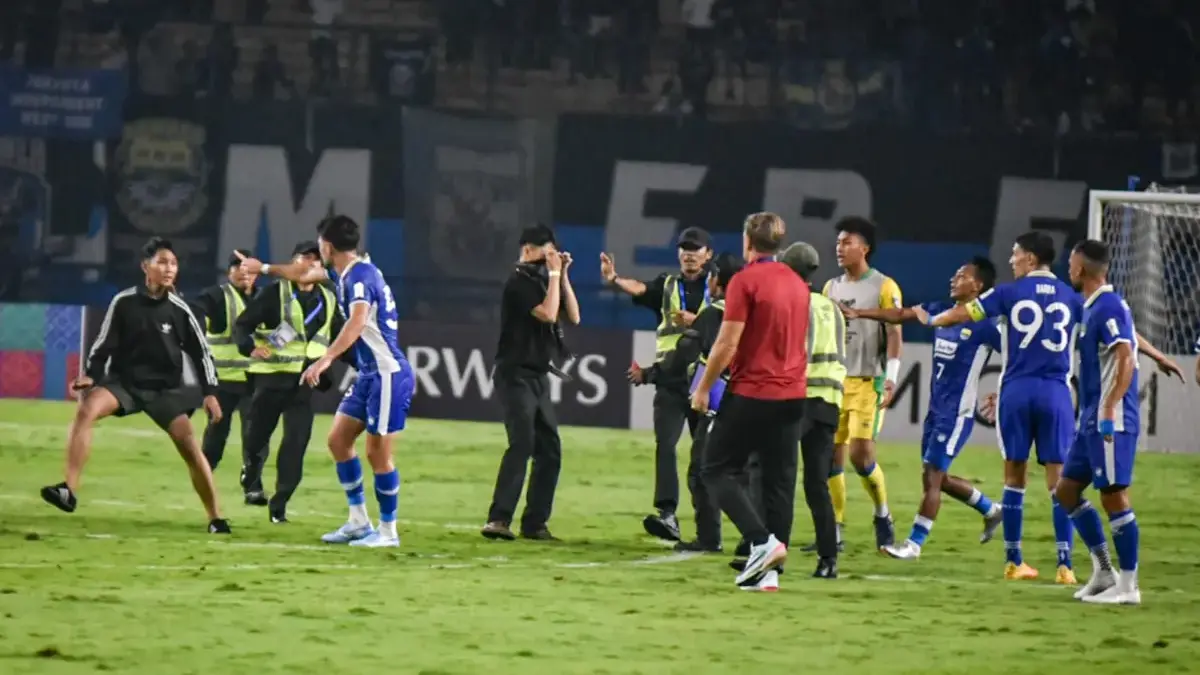 Persib vs Persijap Jadi Laga Penentu Juara, Bojan Hodak Ingatkan Bobotoh Tak Invasi Lapangan! Bobotoh memasuki lapangan pertandingan usai laga Persib Bandung di Stadion Gelora Bandung Lautan Api (GBLA), K
