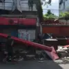 Pedagang Kaki Lima (PKL) membongkar kios mandiri di kawasan Cicadas, Kota Bandung. Foto: Dimas Rachmatsyah